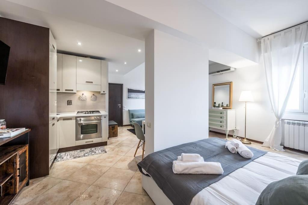 Sotto Le Due Torri 5* Apartment Болоня Екстериор снимка