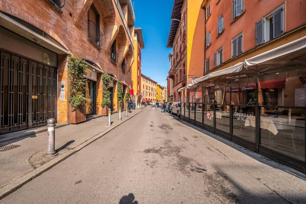 Sotto Le Due Torri 5* Apartment Болоня Екстериор снимка